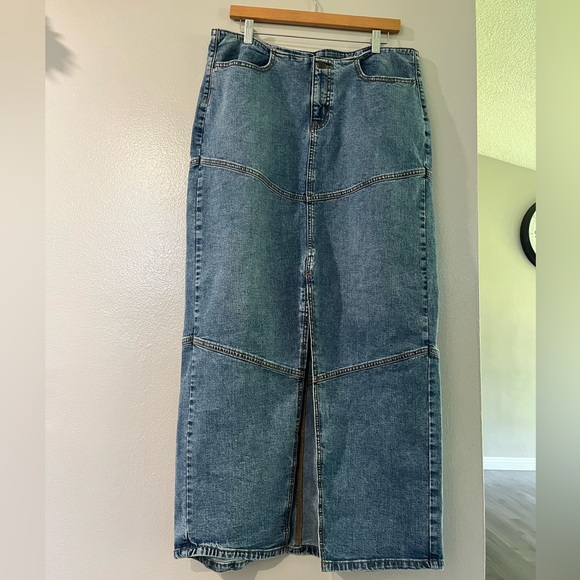 Women’s Denim Maxi Shirt.  Size.  12 r.  Color medium wash - Picture 4 of 9